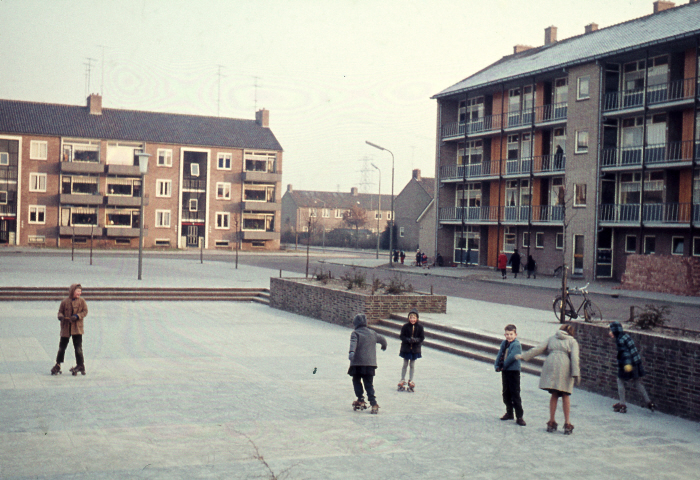 Spelende kinderen op het Schubertplein in 1961
