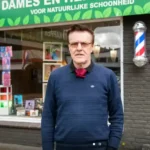 Charles Rijff voor zijn kapperszaak aan het Beautyplein in Apeldoorn