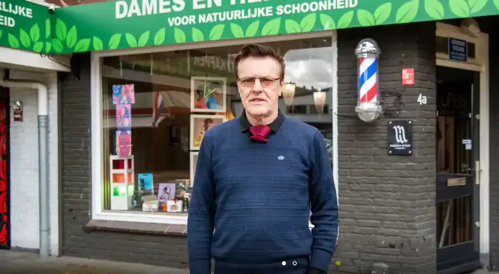 Charles Rijff voor zijn kapperszaak aan het Beautyplein in Apeldoorn