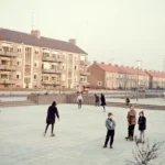 Spelende kinderen op het Schubertplein in Apeldoorn